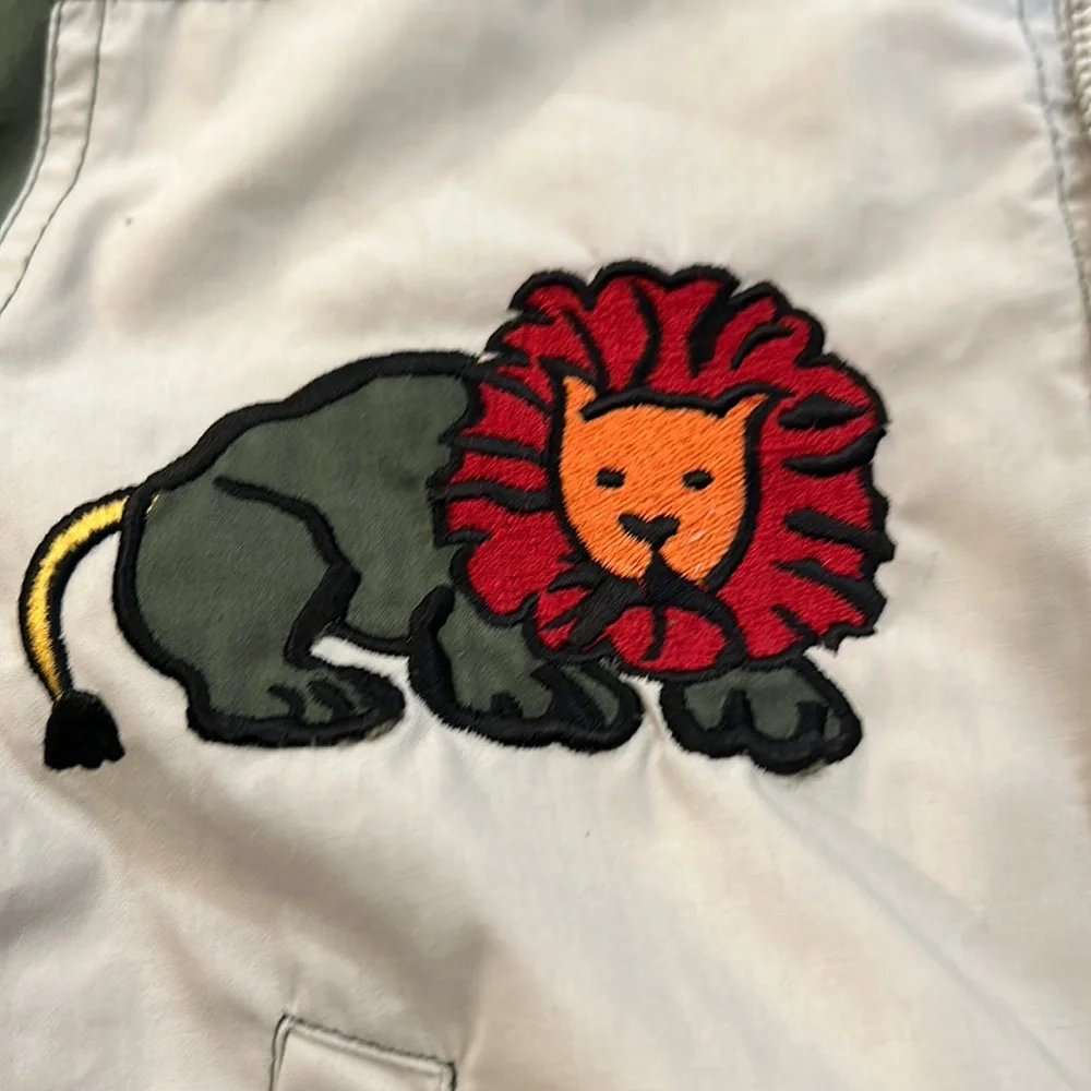 Izzis Sport buys wind breaker - Picture 3 of 8